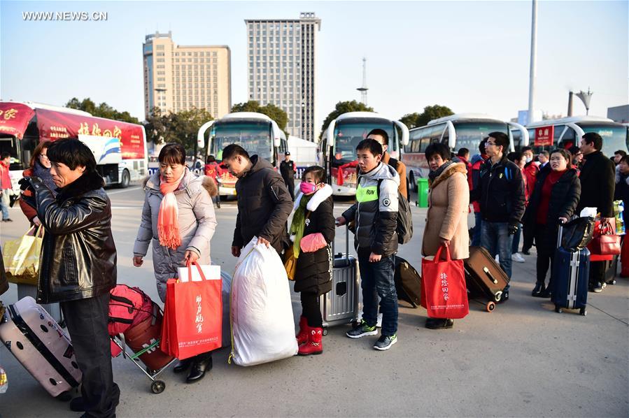 Trabajadores migrantes viajarán gratis en autobuses a su tierra natal