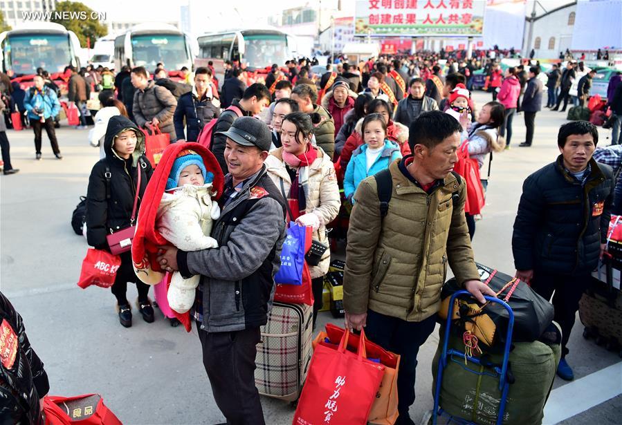 Trabajadores migrantes viajarán gratis en autobuses a su tierra natal