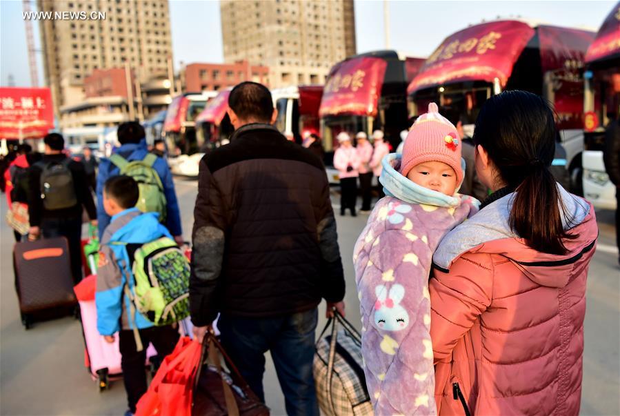 Trabajadores migrantes viajarán gratis en autobuses a su tierra natal