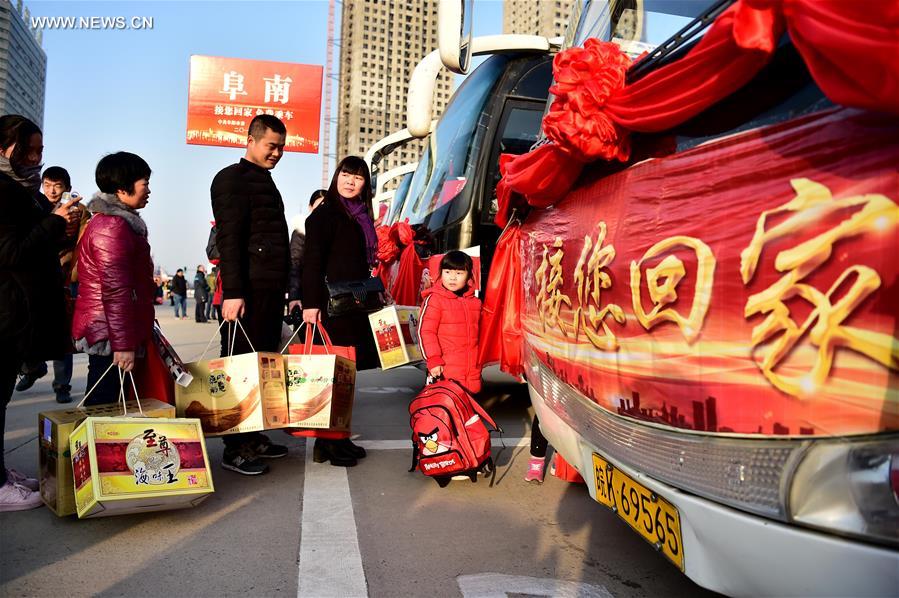 Trabajadores migrantes viajarán gratis en autobuses a su tierra natal