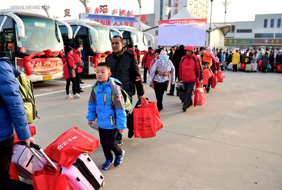 Trabajadores migrantes viajarán gratis en autobuses a su tierra natal