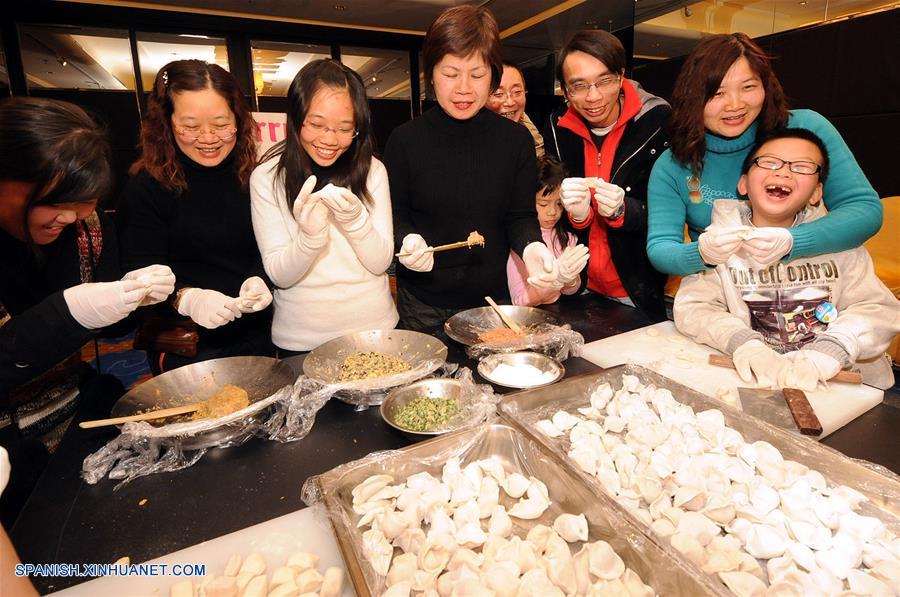 Imagen del 15 de febrero de 2010, de personas elaborando dumplings durante una reunión en Beijing, capital de China. El espíritu más importante del A?o Nuevo Lunar chino, o Festival de Primavera, es la reunión familiar. Es también la mejor época para que las personas de todas las edades se reúnan a disfrutar de una deliciosa comida. (Xinhua/Zhang Xu)