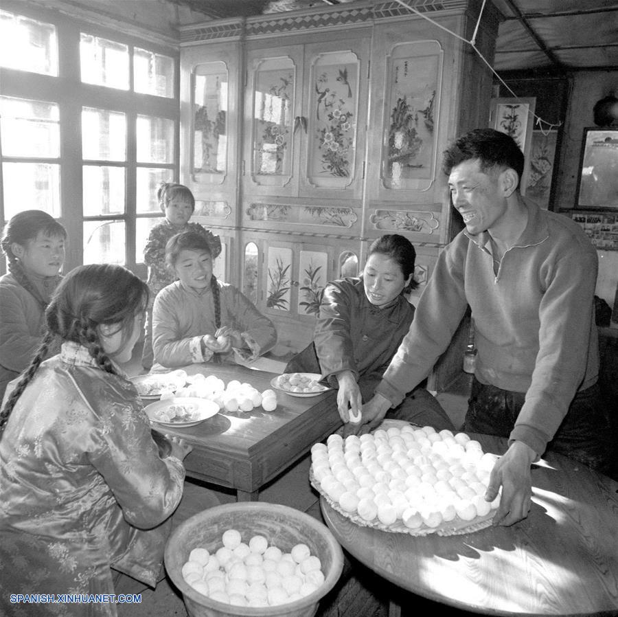  Imagen de archivo tomada en febrero de 1980, de una familia elaborando pan al vapor relleno de pasta de frijol dulce en el condado de Hailun, en la provincia de Heilongjiang, en el noreste de China. El espíritu más importante del A?o Nuevo Lunar chino, o Festival de Primavera, es la reunión familiar. Es también la mejor época para que las personas de todas las edades se reúnan a disfrutar de una deliciosa comida. (Xinhua/Liu Xiangyang)