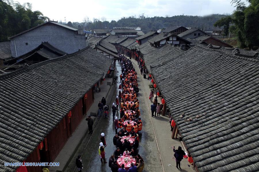 Imagen del 4 de febrero de 2016, de un banquete a lo largo de la Calle Antigua de Datong, en la ciudad de Qionglai, en la provincia de Sichuan, en el suroeste de China. El espíritu más importante del A?o Nuevo Lunar chino, o Festival de Primavera, es la reunión familiar. Es también la mejor época para que las personas de todas las edades se reúnan a disfrutar de una deliciosa comida. (Xinhua/Liu Jie)