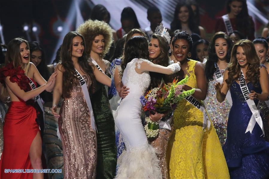 Iris Mittenaere (c), Miss Francia, es felicitada por sus compa?eras luego de ganar la corona del 65 concurso Miss Universo en la ciudad de Pasay, Filipinas, el 29 de enero de 2017. La representante de Francia, Iris Mittenaere, se coronó el domingo como Miss Universo 2016. (Xinhua/Linus Guardian Escandor Ii/ZUMAPRESS)