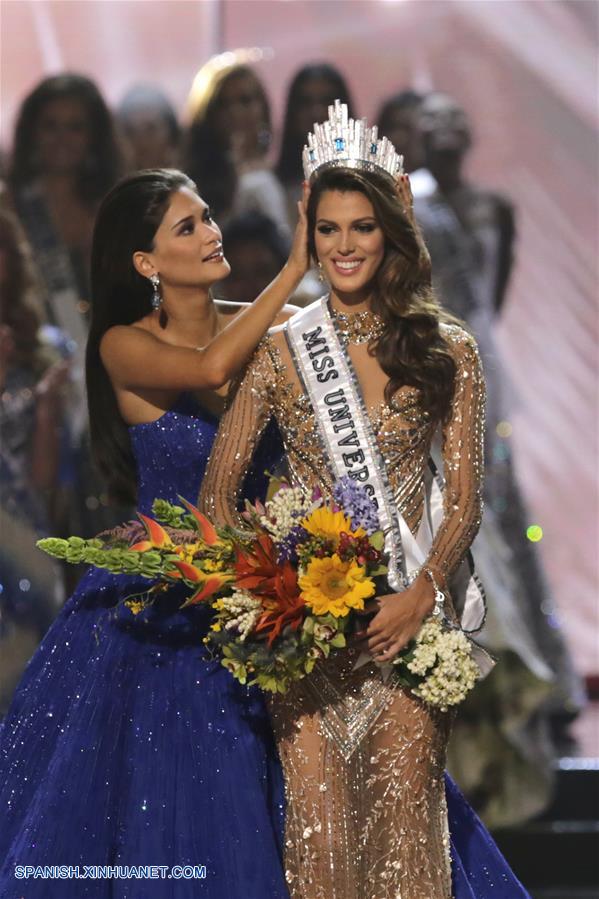 Pia Wurtzbach (i) Miss Universo 2015, entrega la corona a Iris Mittenaere (d), Miss Francia, durante el 65 concurso Miss Universo en la ciudad de Pasay, Filipinas, el 29 de enero de 2017. La representante de Francia, Iris Mittenaere, se coronó el domingo como Miss Universo 2016. (Xinhua/Linus Guardian Escandor Ii/ZUMAPRESS)