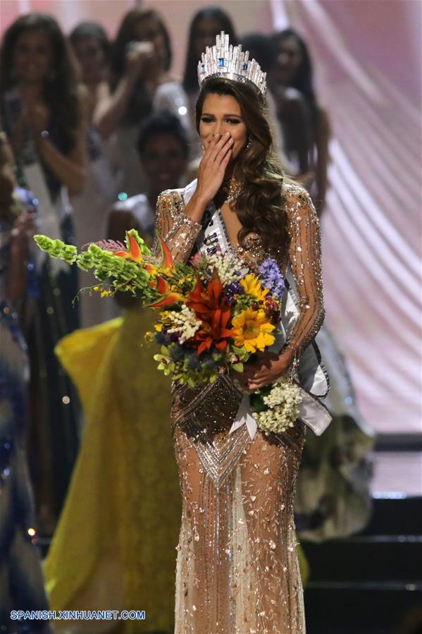  Iris Mittenaere, Miss Francia, reacciona luego de ganar la corona del 65 concurso Miss Universo en la ciudad de Pasay, Filipinas, el 29 de enero de 2017. La representante de Francia, Iris Mittenaere, se coronó el domingo como Miss Universo 2016. (Xinhua/Linus Guardian Escandor Ii/ZUMAPRESS)