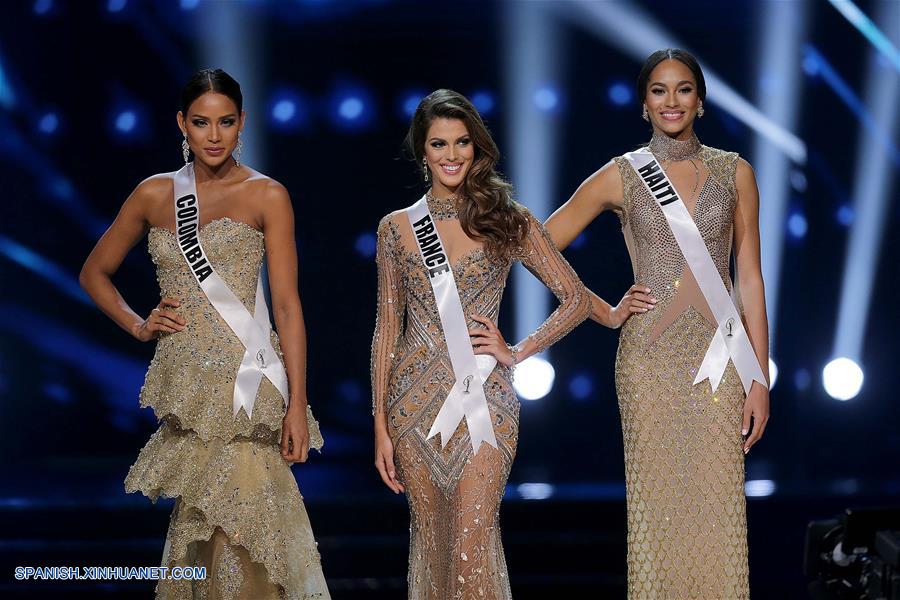  Las finalistas para Miss Universo 2016, Iris Mittenaere (c), Miss Francia, Andrea Tovar (i) Miss Colombia y Raquel Pelissier (d) Miss Haití, esperan el anuncio de la ganadora durante el 65 concurso Miss Universo en la ciudad de Pasay, Filipinas, el 30 de enero de 2017. La representante de Francia, Iris Mittenaere, se coronó como Miss Universo 2016. (Xinhua/Rouelle Umali)