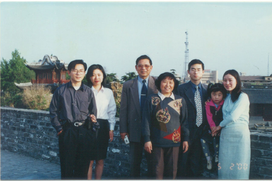 Yu Hui posa con su familia en el a?o 2000 después de casarse en la ciudad de Rugao, provincia de Jiangsu. [Foto / VCG]