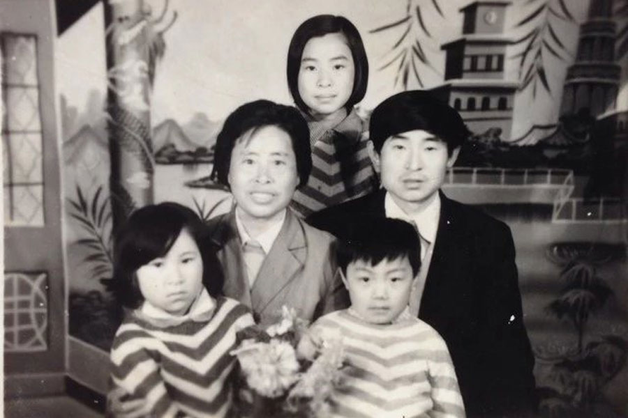 Foto del a?o 1999 muestra a Yu Hui posando con su familia cuando su hermana celebró su décimo cumplea?os en la ciudad de Rugao, provincia de Jiangsu. [Foto / VCG]