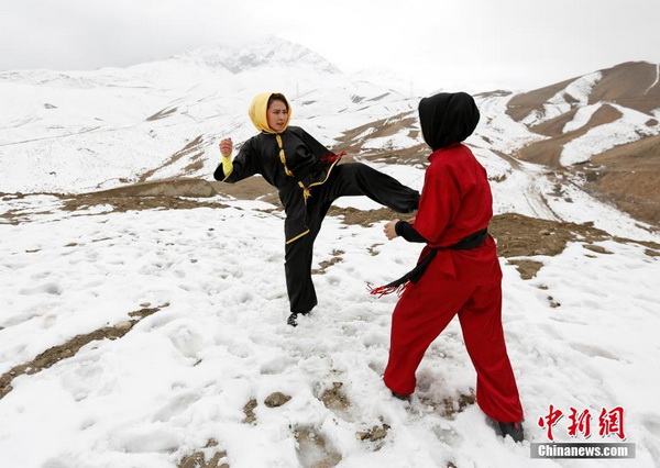 Varias chicas afganas crean un grupo de artes marciales