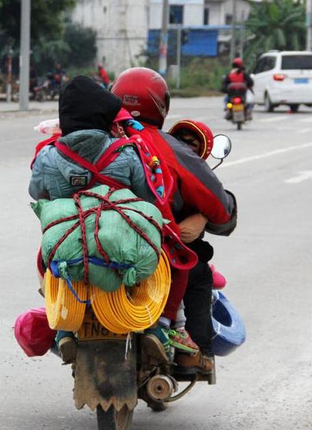 Interceptan una motocicleta con cinco pasajeros en Guangxi