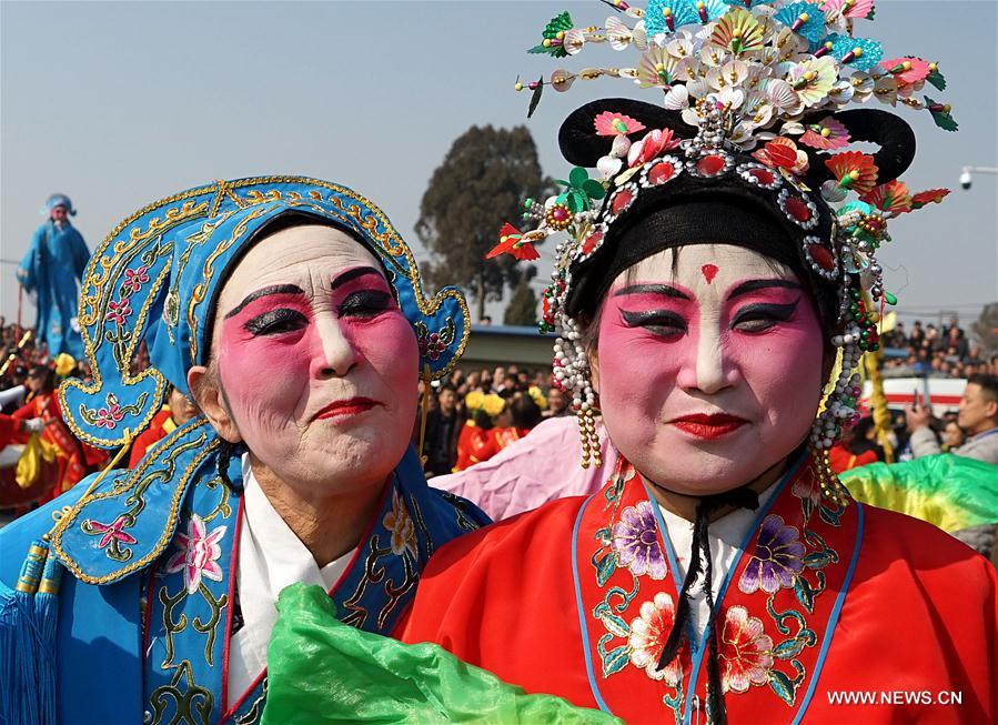 Varios artistas realizan demostración de Shehuo en una feria de templo en Henan