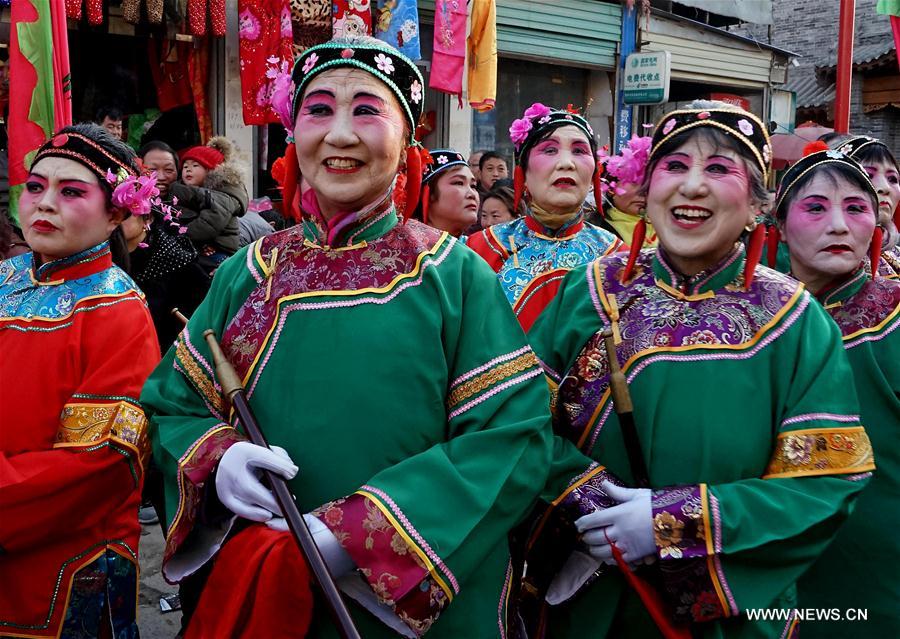 Varios artistas realizan demostración de Shehuo en una feria de templo en Henan