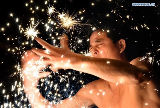 “Banquete” de fuegos artificiales durante el Festival de Los Faroles en Fujian