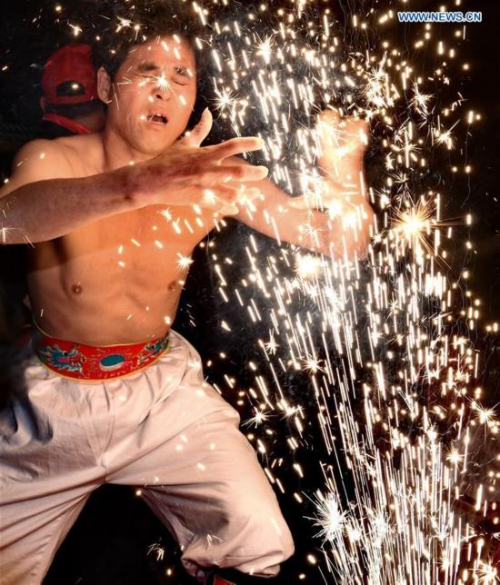 “Banquete” de fuegos artificiales durante el Festival de Los Faroles en Fujian