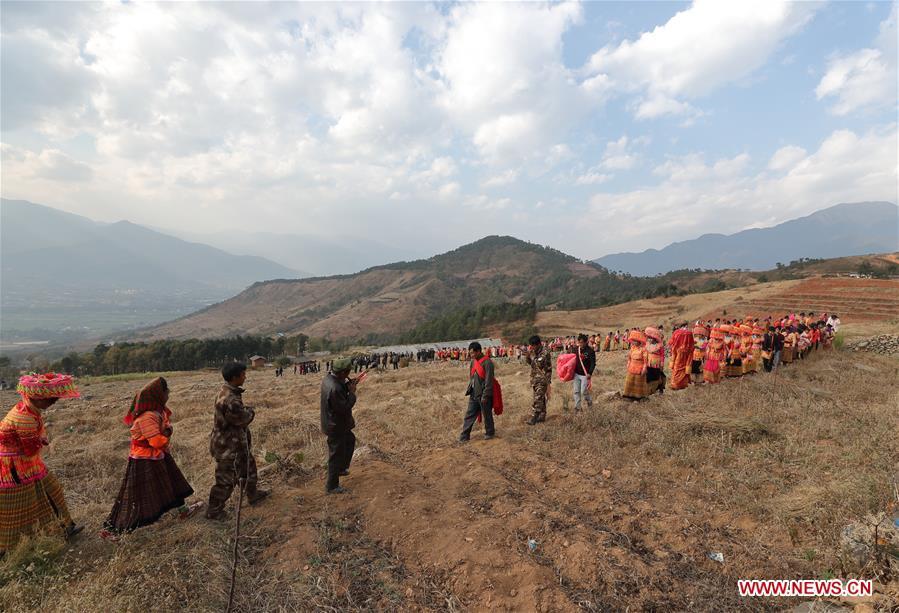 Ceremonia tradicional del grupo étnico Lisu en Sichuan