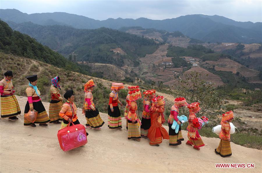 Ceremonia tradicional del grupo étnico Lisu en Sichuan