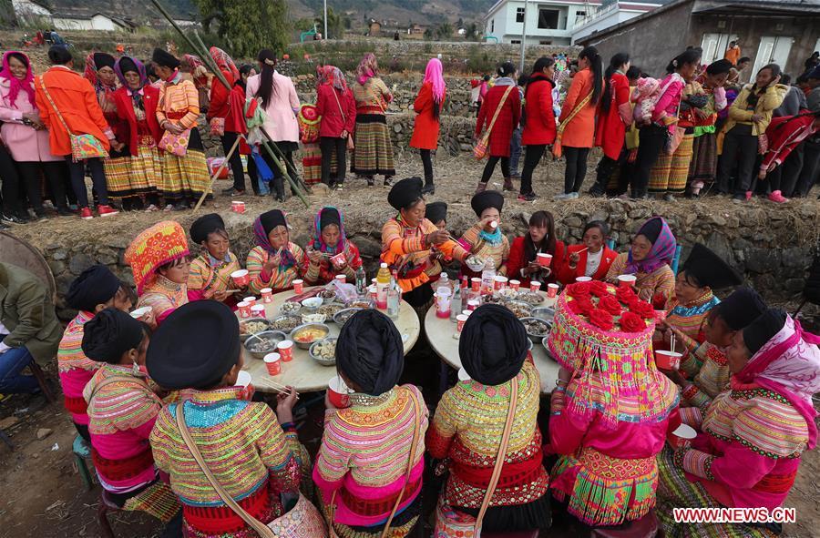 Ceremonia tradicional del grupo étnico Lisu en Sichuan