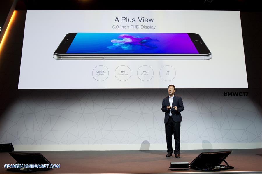 BARCELONA, febrero 27, 2017 (Xinhua) -- William Lu, de Grupo Gionee, presenta nuevos dispositivos durante el Congreso Mundial de Móviles (MWC, por sus siglas en inglés) 2017 en Barcelona, Espa?a, el 27 de febrero de 2017. (Xinhua/Lino de Vallier)