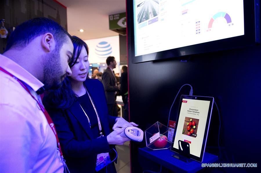 Una empleada trabaja en su estand durante el segundo día del Congreso Mundial de Móviles (MWC, por sus siglas en inglés) 2017, en Barcelona, Espa?a, el 28 de febrero de 2017. (Xinhua/Lino De Vallier)