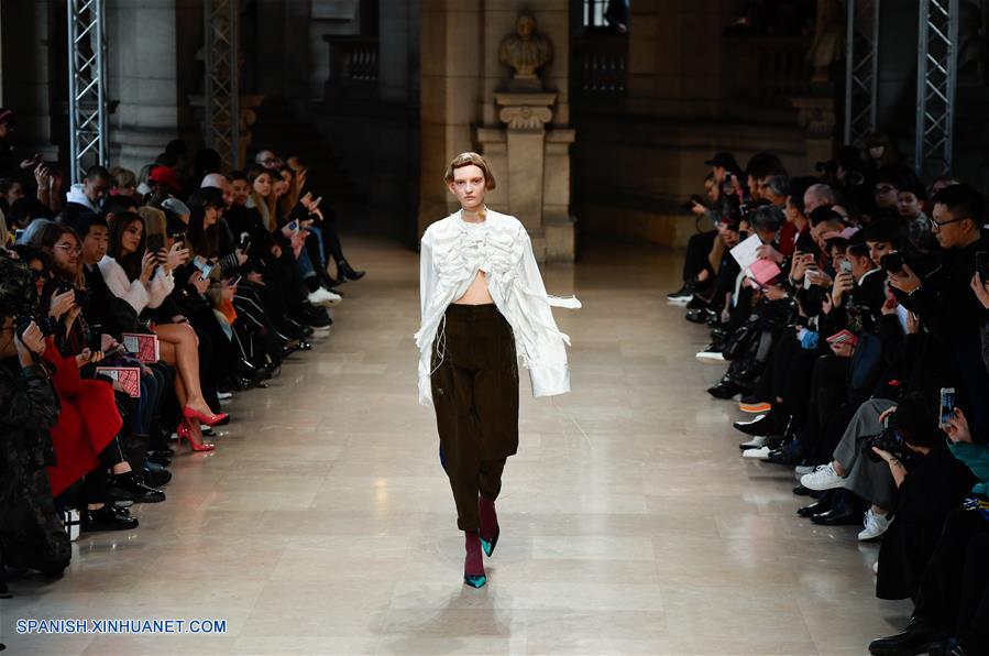 Una modelos presenta una creación de id, una marca de dise?ador de Hong Kong, durante la semana de la moda Lista-Para-Usarse Oto?o/Invierno 2017 en París, Francia, el 28 de febrero de 2017. (Xinhua/Chen Yichen)