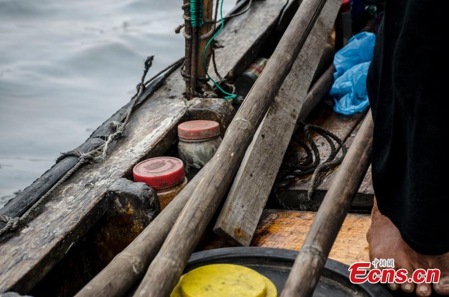 Barquera de 80 a?os sigue remando en Guangxi Zhuang