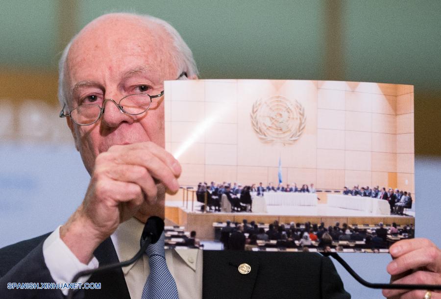 GINEBRA, marzo 3, 2017 (Xinhua) -- El enviado especial de la Organización de las Naciones Unidas (ONU) para Siria, Staffan de Mistura, muestra una imagen de la ceremonia de bienvenida al gobierno sirio y delegaciones de la oposición durante una conferencia de prensa en Ginebra, Suiza, el 3 de marzo de 2017. El enviado especial de la ONU para Siria, Staffan de Mistura, dijo el viernes que se realizaron avances en la más reciente ronda de conversaciones de paz y a?adió que las delegaciones de las partes en conflicto volverán a reunirse este mes en la ciudad suiza. (Xinhua/Xu Jinquan)