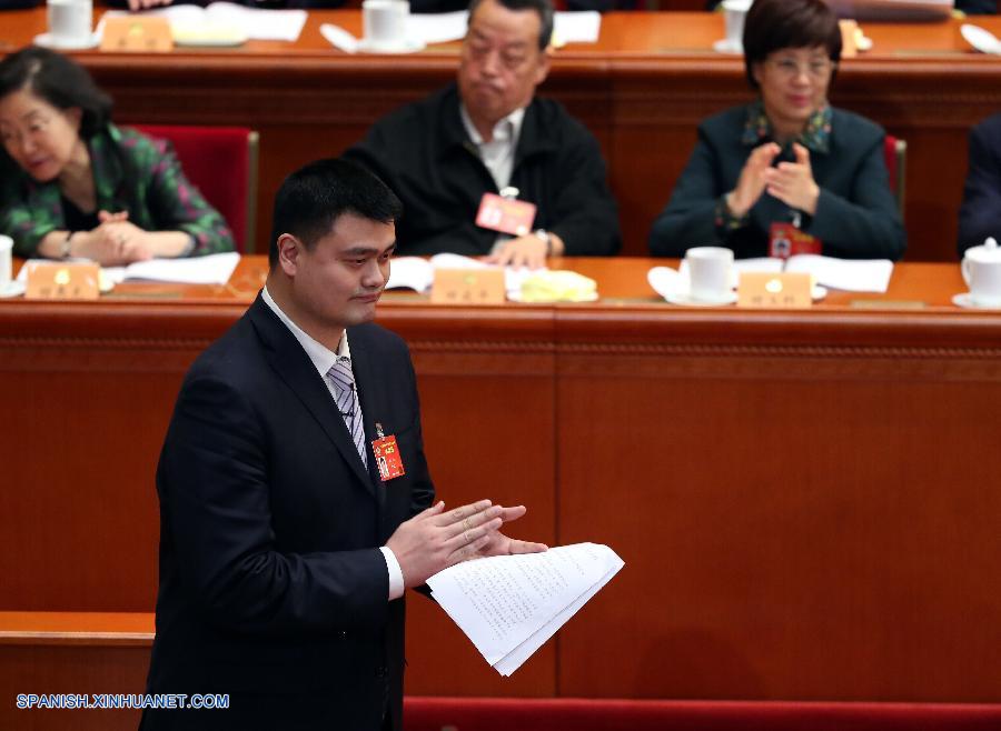 BEIJING, marzo 10, 2017 (Xinhua) -- Yao Ming, miembro del XII Comité Nacional de la Conferencia Consultiva Política del Pueblo Chino (CCPPCh), camina hacia el podio para pronunciar un discurso en la tercera reunión plenaria de la quinta sesión del XII Comité Nacional de la CCPPCh, en el Gran Palacio del Pueblo, en Beijing, capital de China, el 10 de marzo de 2017. (Xinhua/Zhang Cheng)