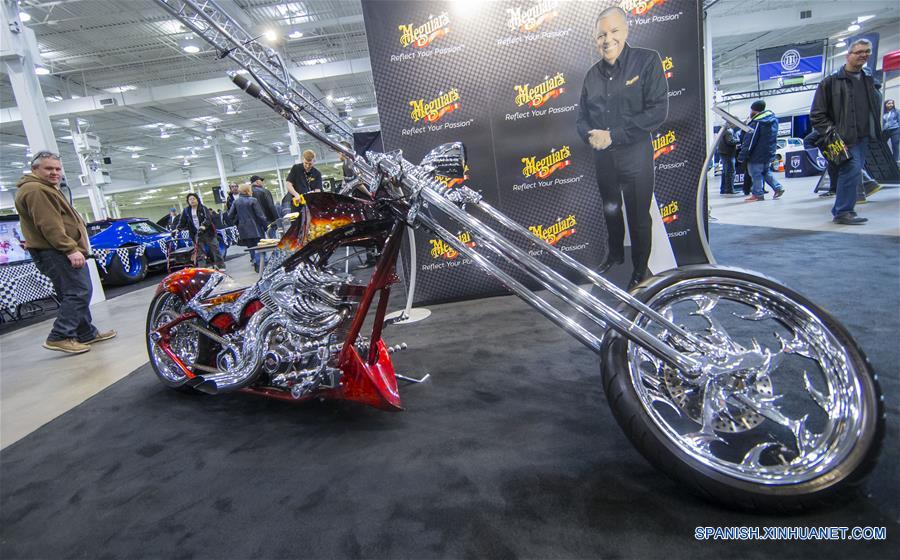 Una motocicleta modificada es mostrada durante la tercera edición de la Exhibición de Automóviles Personalizados y Automovilismo Motorama Toronto, en la ciudad de Toronto, Canadá, el 11 de marzo de 2017. De acuerdo con información de la prensa local, la exhibición Motorama Toronto se celebra del 10 al 12 de marzo este a?o, y se muestran al público cientos de automóviles modificados y vehículos de carreras. (Xinhua/Zou Zheng)