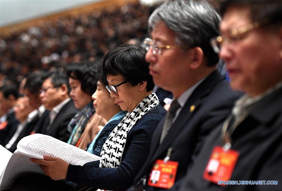 Los diputados a la XII Asamblea Popular Nacional de China (APN) asisten a la tercera sesión plenaria de la quinta sesión de la XII APN en el Gran Salón del Pueblo en Beijing, capital de China, el 12 de marzo de 2017. (Xinhua/Yang Zongyou)