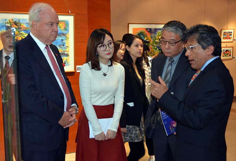 El pintor ecuatoriano Miguel Betancourt inaugura “Trazos y transparencias” en la Galería de Arte de la Biblioteca Capitalina de Beijing, 21 de marzo del 2017. (Foto: YAC) 