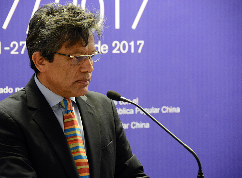 El pintor ecuatoriano Miguel Betancourt inaugura “Trazos y transparencias” en la Galería de Arte de la Biblioteca Capitalina de Beijing, 21 de marzo del 2017. (Foto: YAC) 