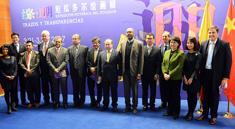 “Trazos y transparencias”, muestra personal del pintor ecuatoriano Miguel Betancourt expuesta en la Galería de Arte de la Biblioteca Capitalina de Beijing (Foto:YAC) 