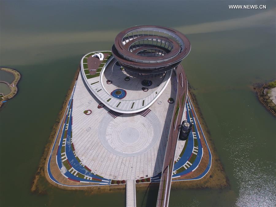 Panorámica general de la plataforma en forma de espiral, destina para la recreación y el turismo en el Lago Meixi de Changsha, capital de la provincia de Hunan. Fabricada con 7.000 toneladas de acero, la nueva plataforma tiene 35 metros de altura y un diámetro de 86 metros. Su construcción ya está casi terminada y muy pronto abrirá al público. 27 de marzo del 2017. (Foto: Long Hongtao)