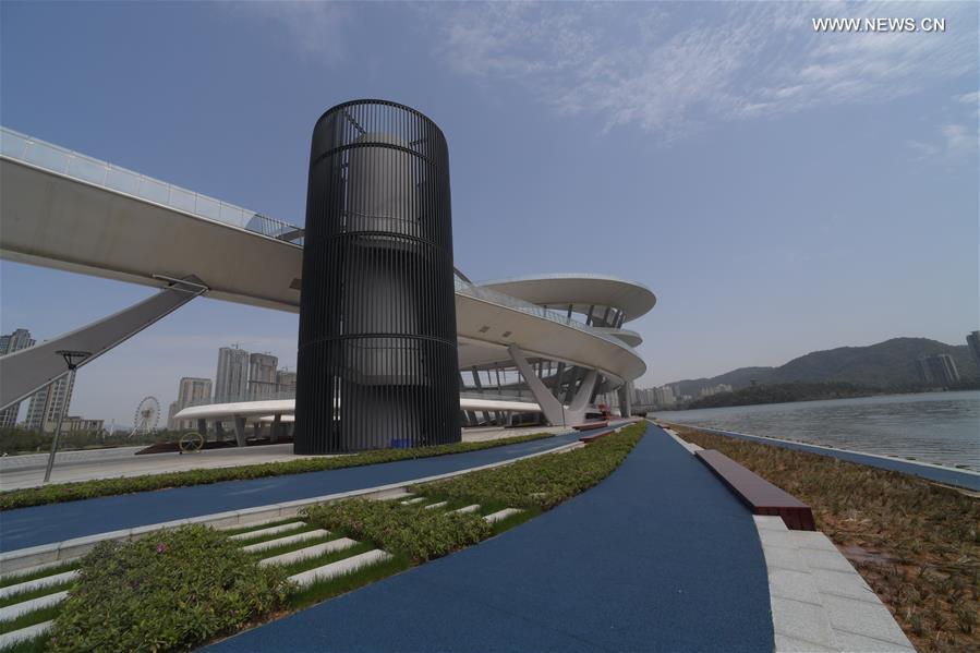 Panorámica general de la plataforma en forma de espiral, destina para la recreación y el turismo en el Lago Meixi de Changsha, capital de la provincia de Hunan. Fabricada con 7.000 toneladas de acero, la nueva plataforma tiene 35 metros de altura y un diámetro de 86 metros. Su construcción ya está casi terminada y muy pronto abrirá al público. 27 de marzo del 2017. (Foto: Long Hongtao)