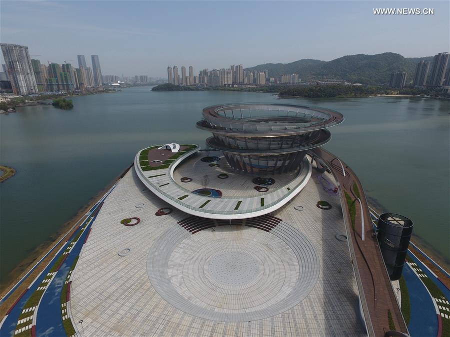 Panorámica general de la plataforma en forma de espiral, destina para la recreación y el turismo en el Lago Meixi de Changsha, capital de la provincia de Hunan. Fabricada con 7.000 toneladas de acero, la nueva plataforma tiene 35 metros de altura y un diámetro de 86 metros. Su construcción ya está casi terminada y muy pronto abrirá al público. 27 de marzo del 2017. (Foto: Long Hongtao)