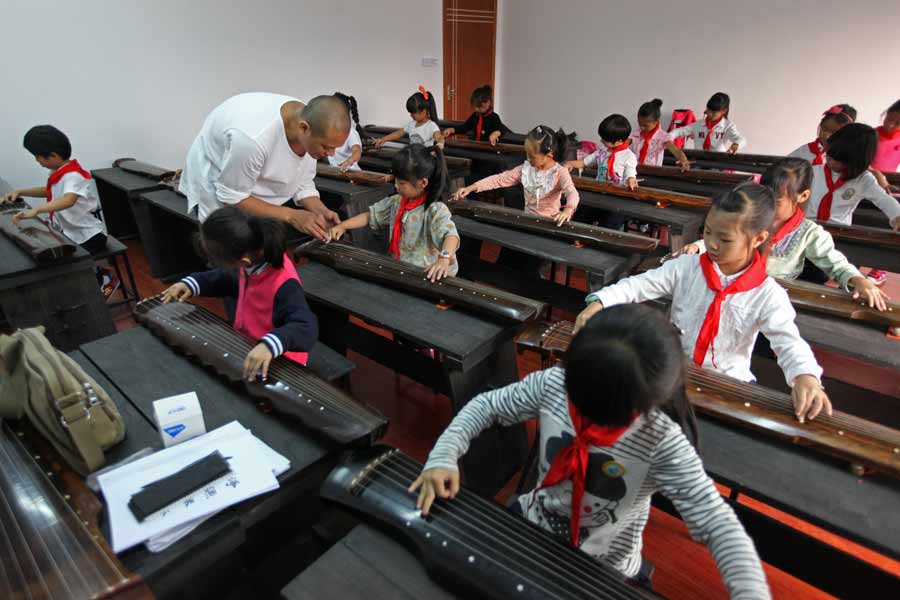 Fabricante de guqin muestra el arte y la precisión en la producción del instrumento