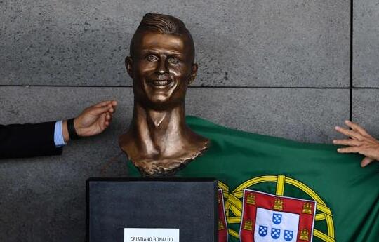 Un busto de Cristiano Ronaldo situado en el aeropuerto de Madeira desata ?memes? y burlas