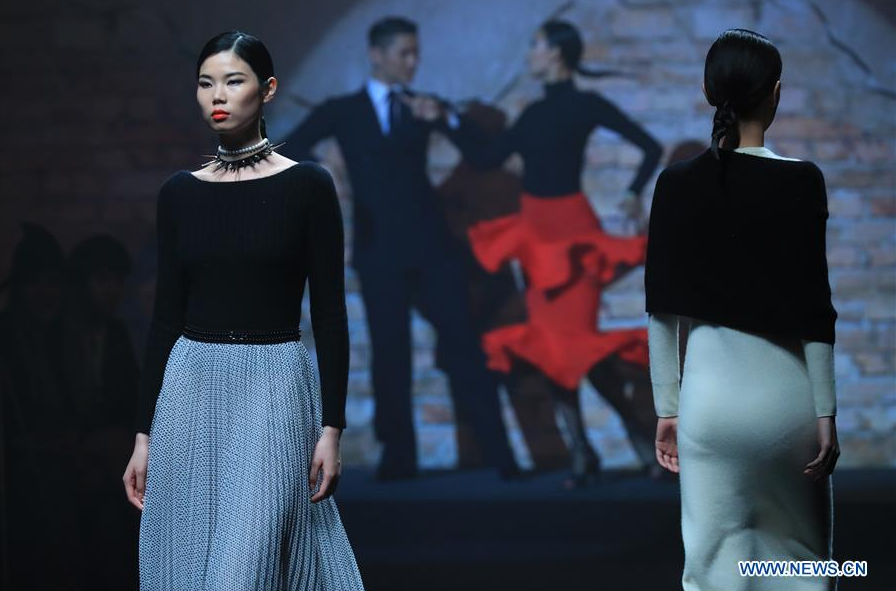 La dise?adora Carey Xu presenta sus creaciones en la Semana de la Moda China