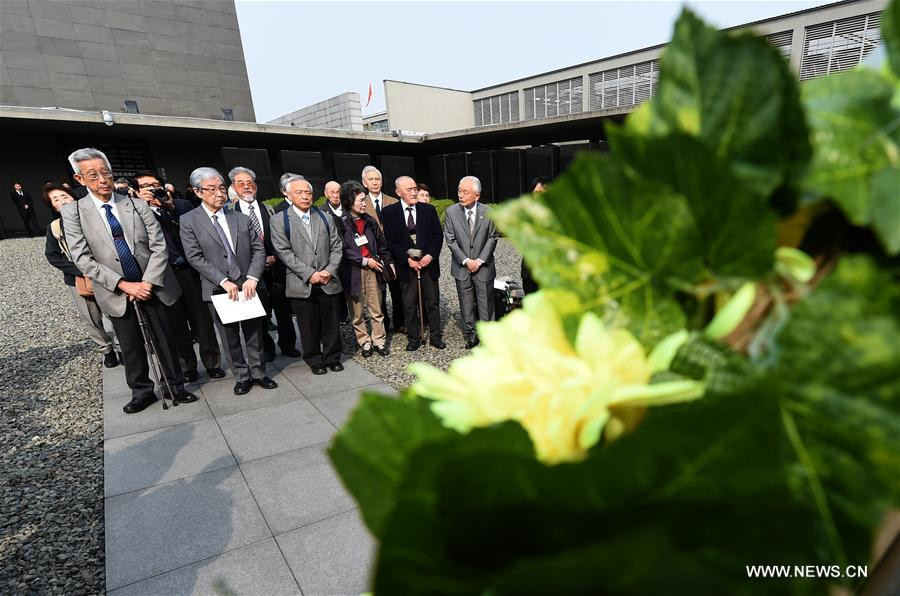 Miembros de una delegación japonesa muestran su respeto por las víctimas de la Masacre de Nanjing