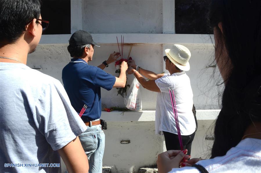 Miembros de la comunidad china en Cuba participan durante las celebraciones del Festival de Qingming en el Cementerio Chino de La Habana, Cuba, el 2 de abril de 2017. El Festival de Qingming, también conocido como Día de Limpieza de Tumbas, celebrado en China, es el equivalente al Día de los Muertos en otros países. (Xinhua/Joaquín Hernández)