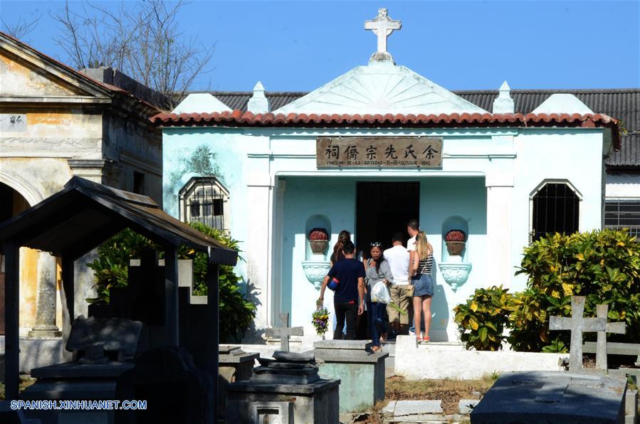 Miembros de la comunidad china en Cuba participan durante las celebraciones del Festival de Qingming en el Cementerio Chino de La Habana, Cuba, el 2 de abril de 2017. El Festival de Qingming, también conocido como Día de Limpieza de Tumbas, celebrado en China, es el equivalente al Día de los Muertos en otros países. (Xinhua/Joaquín Hernández)