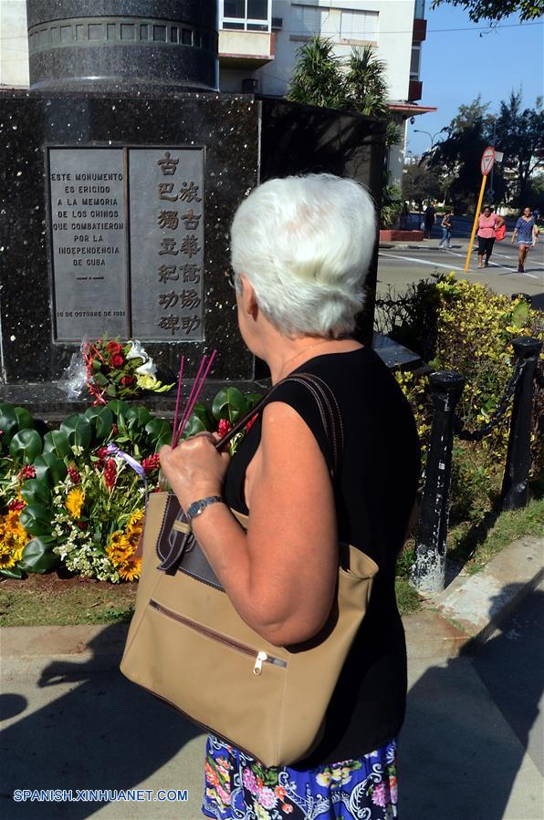 Una mujer participa durante las celebraciones del Festival de Qingming frente al Monumento al soldado chino en La Habana, Cuba, el 2 de abril de 2017. De acuerdo con información de la prensa local, el Monumento al soldado chino fue erigido a la memoria de los chinos que combatieron por la independencia de Cuba. El Festival de Qingming, también conocido como Día de Limpieza de Tumbas, celebrado en China, es el equivalente al Día de los Muertos en otros países. (Xinhua/Joaquín Hernández)