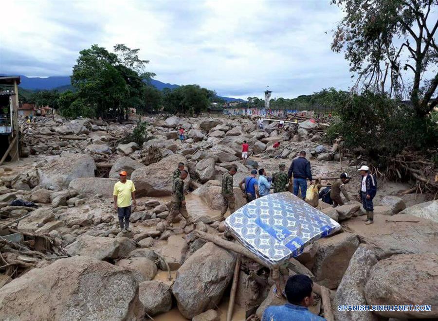 Personas trabajan en el sitio de una avalancha de lodo y piedra, en Mocoa, capital del departamento de Putumayo, en el suroeste de Colombia, el 1 de abril de 2017. Al menos 193 muertos, 202 heridos y un número indeterminado de desaparecidos dejó el sábado una avalancha ocurrida en la localidad colombiana de Mocoa, que quedó parcialmente destruida y aislada por tierra, lo que dificulta la llegada de ayudas desde las vecinas regiones, informó el presidente Juan Manuel Santos. (Xinhua/Leonardo Castro/COLPRENSA)