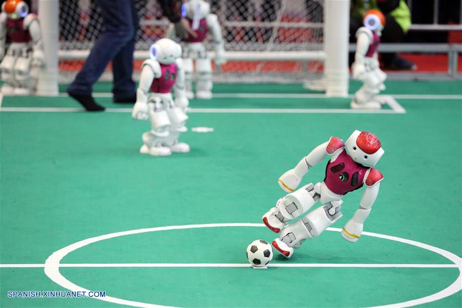 Robots participan en partido de fútbol en RoboCup 2017