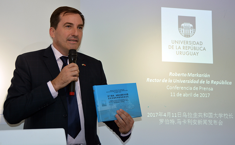 El Sr. Fernando Lugris, embajador de Uruguay en China, presenta el libro que recoge las memorias de la participación de Uruguay en el “A?o del Intercambio Cultural China-América Latina y Caribe”, celebrado durante el 2016. (Foto: YAC)