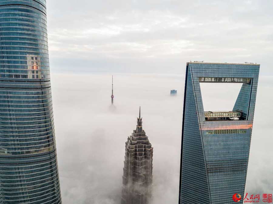 Vistas aéreas de Shanghai flotando en mitad de un cielo futurista