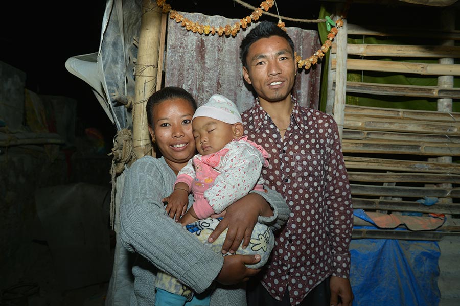 Estudiante chino fotografía a las familias de Nepal afectadas por el terremoto