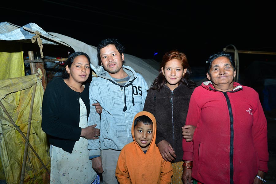 Estudiante chino fotografía a las familias de Nepal afectadas por el terremoto